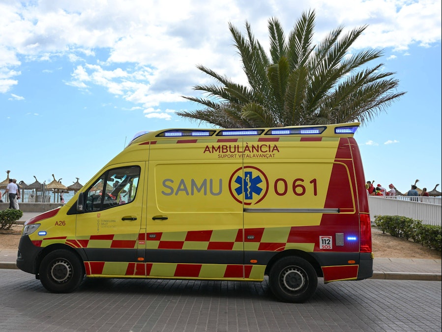 Krankenwagen mit Menschen und Palmen