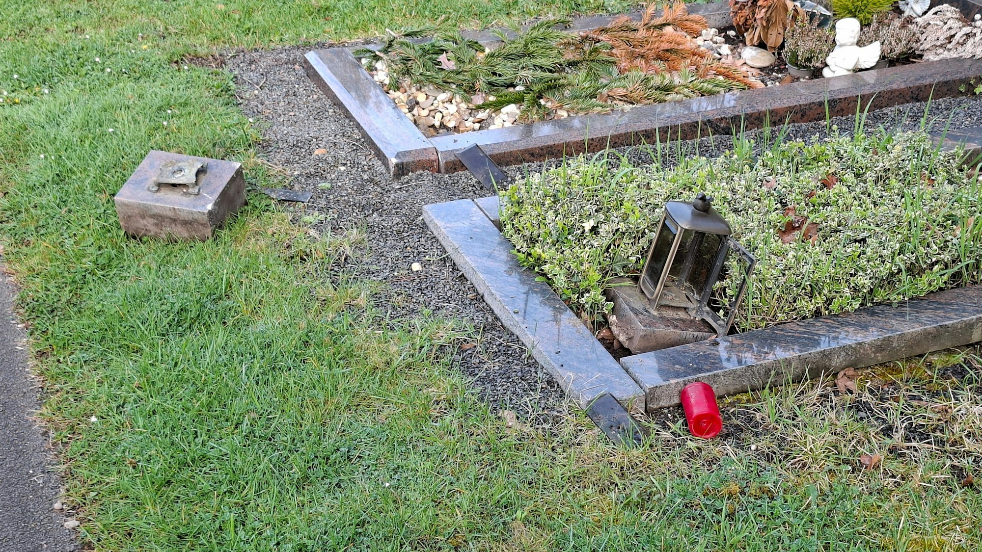 Ein verwüstetes Grab auf dem Friedhof in Köln-Niehl