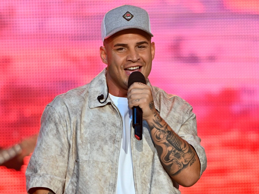 Pietro Lombardi mit Kappe, Jacke und Mikrofon