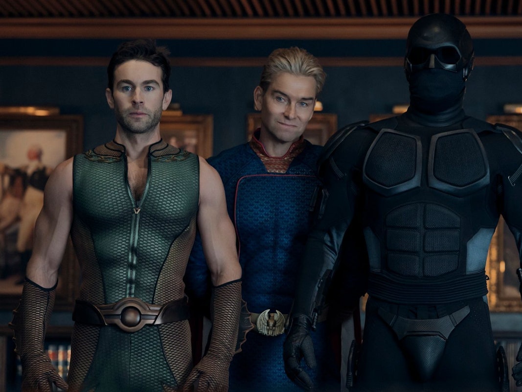 Homelander (Antony Starr, Mitte) hat Spezialaufträge für seine Vasallen The Deep (Chace Crawford, links) und Black Noir (Nathan Mitchell). (Bild: © Amazon Content Services LLC / Jasper Savage / Prime Video)