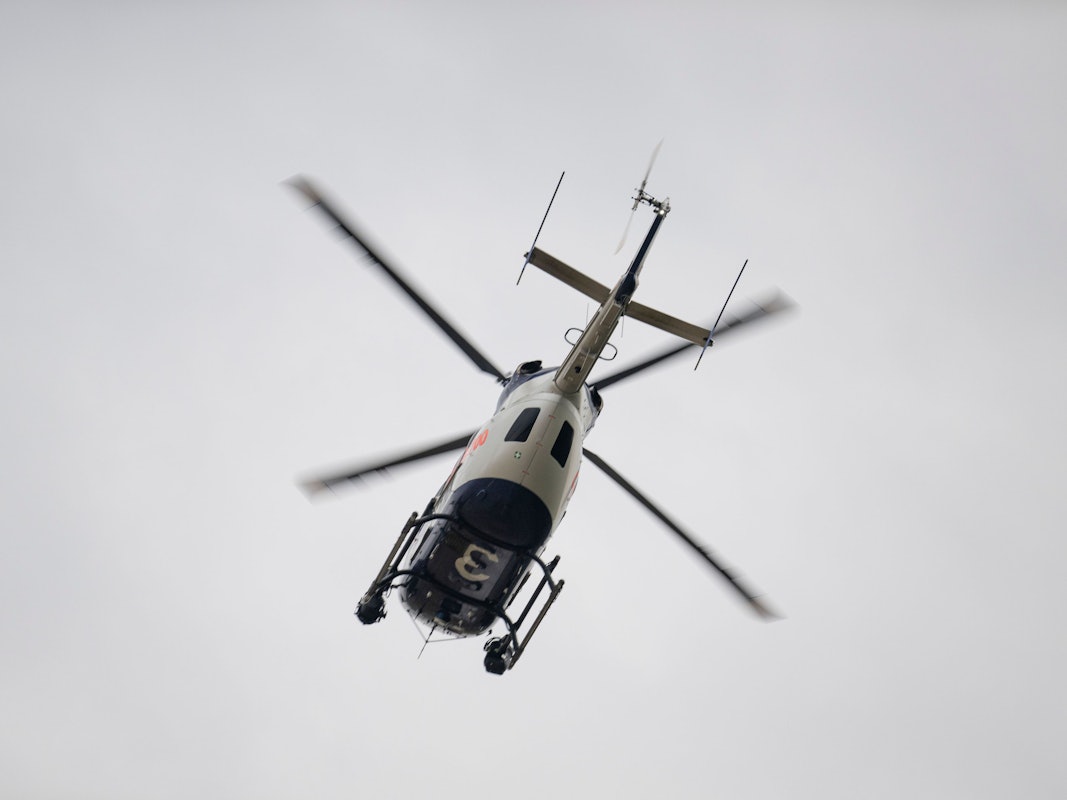 Ein Polizeihubschrauber überfliegt ein Gebiet (Symbolfoto).