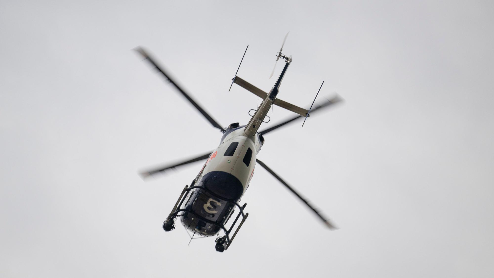 Ein Polizeihubschrauber überfliegt ein Gebiet (Symbolfoto).