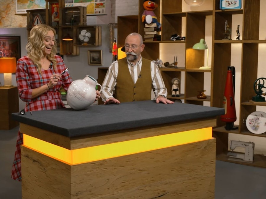 Ein vermeintlich unscheinbarer Tonkrug verbarg bei „Bares für Rares“ Sportgeschichte. (Bild: ZDF)