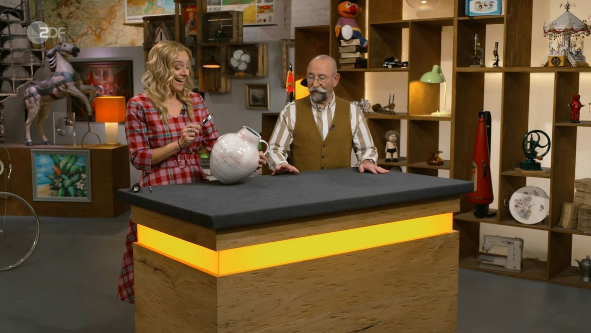 Ein vermeintlich unscheinbarer Tonkrug verbarg bei „Bares für Rares“ Sportgeschichte. (Bild: ZDF)