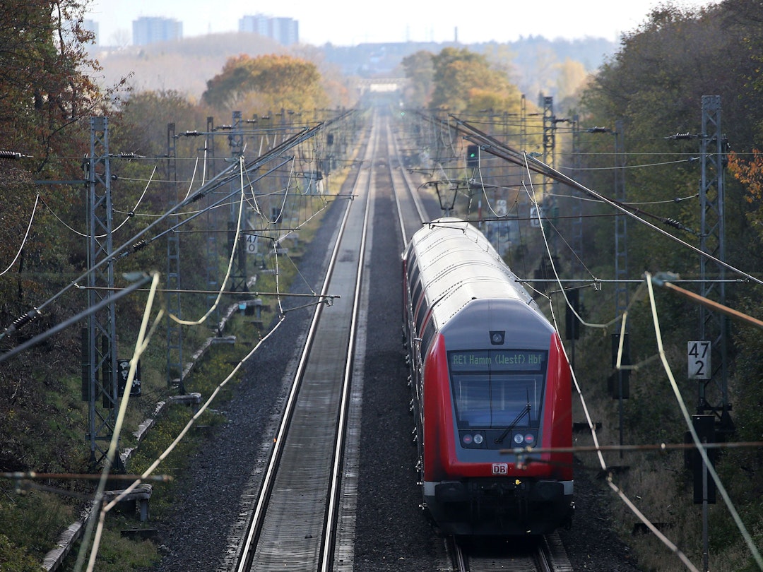 Die Bahnstrecke Köln-Aachen wurde wegen eines Feuers gesperrt.