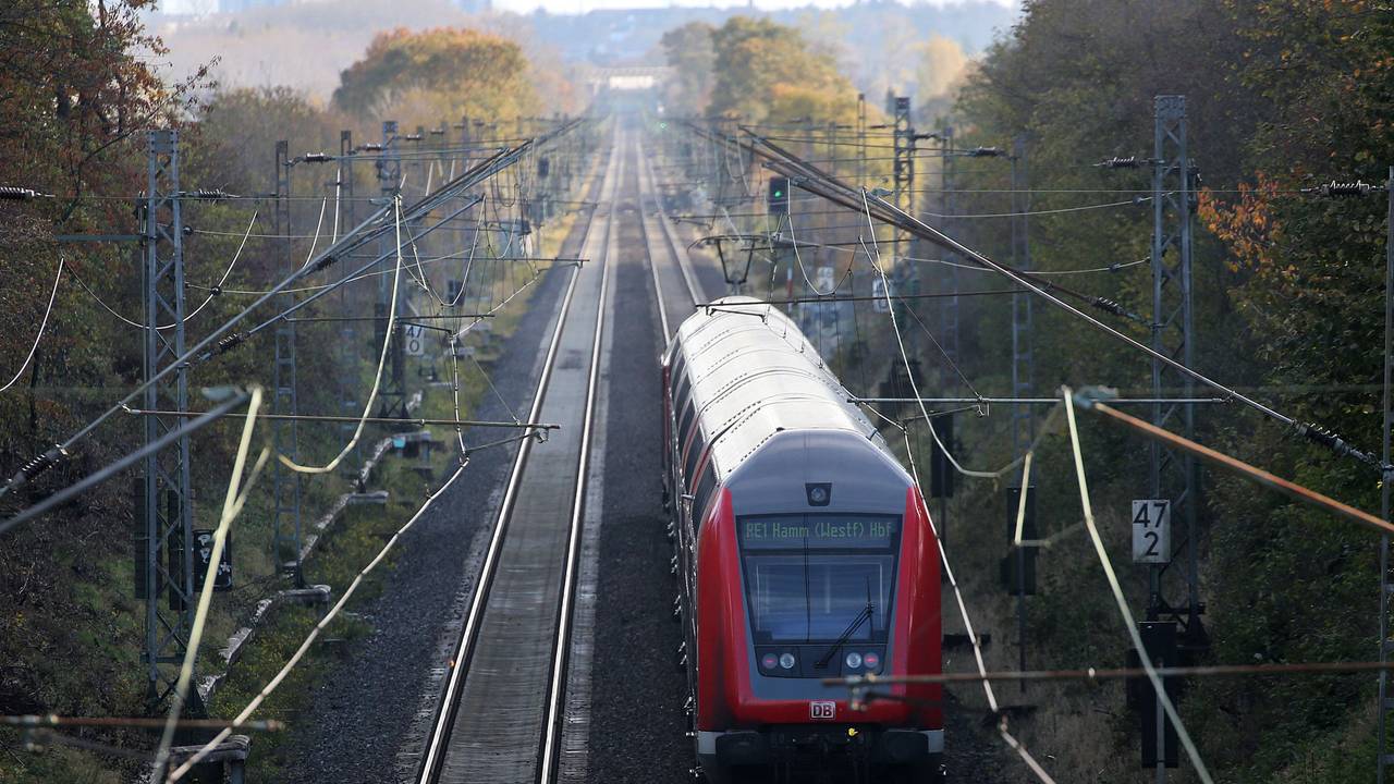 Die Bahnstrecke Köln-Aachen wurde wegen eines Feuers gesperrt.