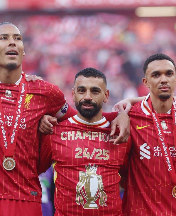 Von links nach rechts: Virgil van Dijk, Mohamed Salah, Trent Alexander-Arnold und Andrew Robertson bei der Meisterfeier des FC Liverpool.