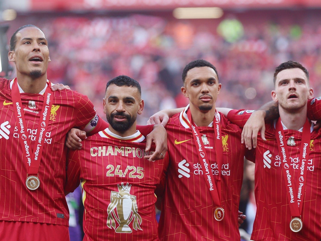 Von links nach rechts: Virgil van Dijk, Mohamed Salah, Trent Alexander-Arnold und Andrew Robertson bei der Meisterfeier des FC Liverpool.