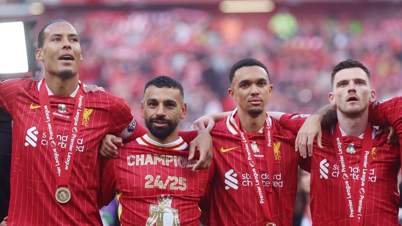 Von links nach rechts: Virgil van Dijk, Mohamed Salah, Trent Alexander-Arnold und Andrew Robertson bei der Meisterfeier des FC Liverpool.