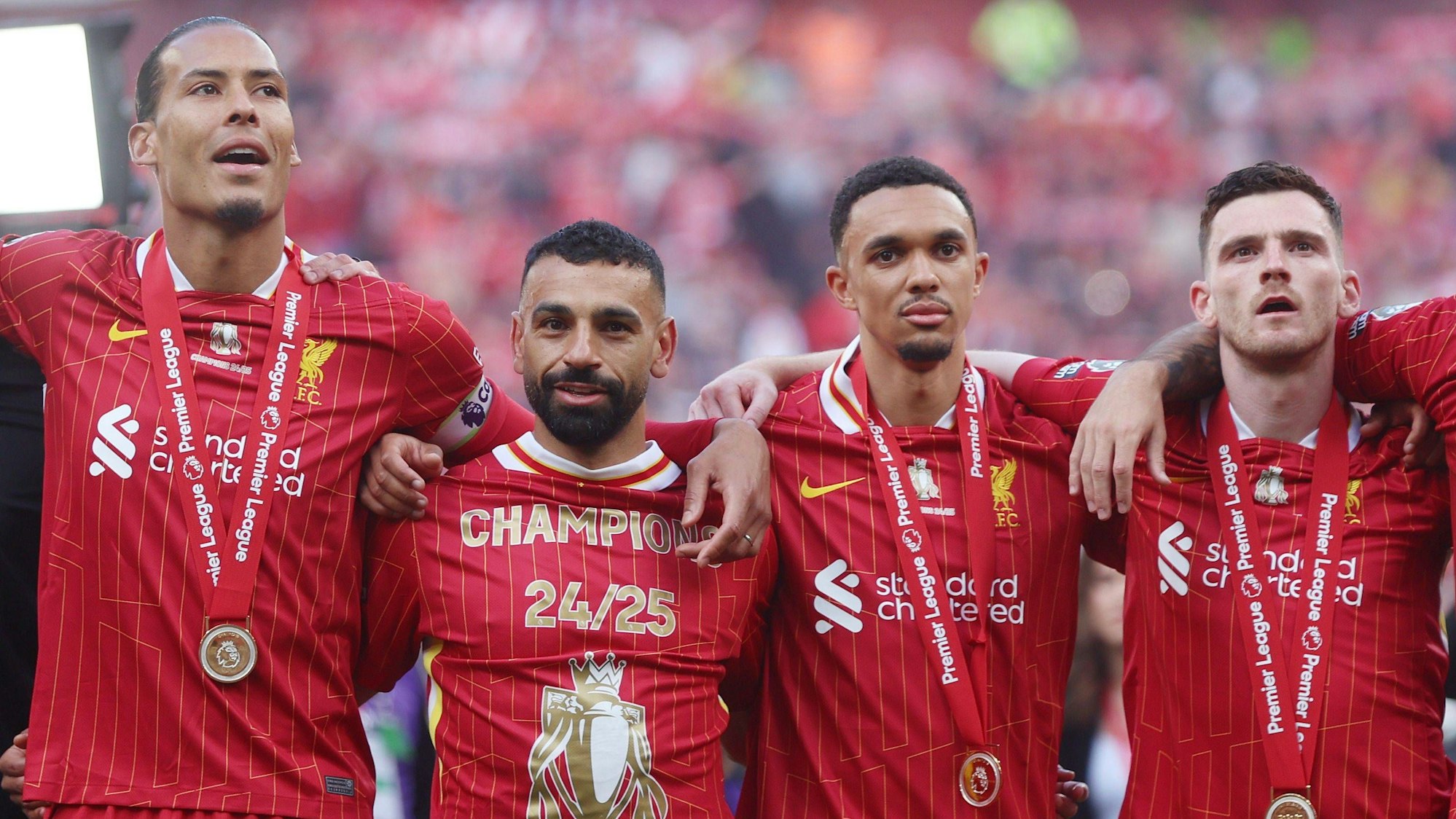 Von links nach rechts: Virgil van Dijk, Mohamed Salah, Trent Alexander-Arnold und Andrew Robertson bei der Meisterfeier des FC Liverpool.