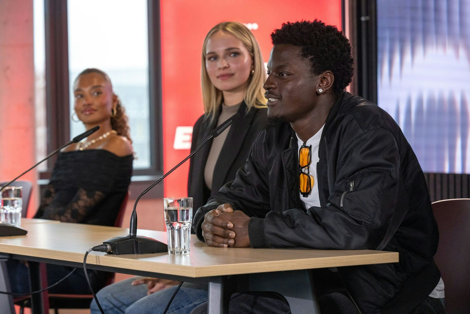 Anna (Mitte) brilliert beim gefürchteten Presse-Talk. (Bild: ProSieben/Marina Geckeler)