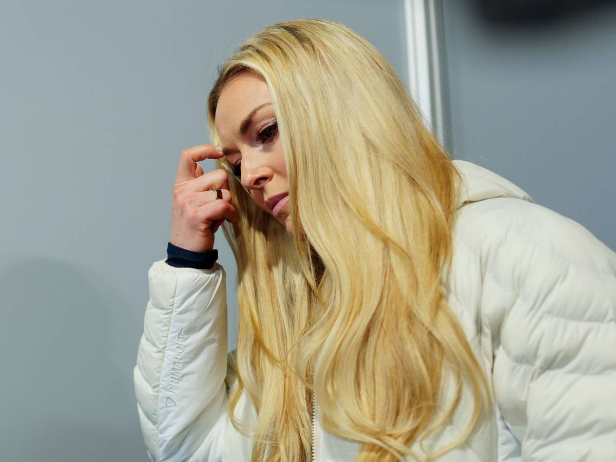 Lindsey Vonn fasst sich an den Kopf.