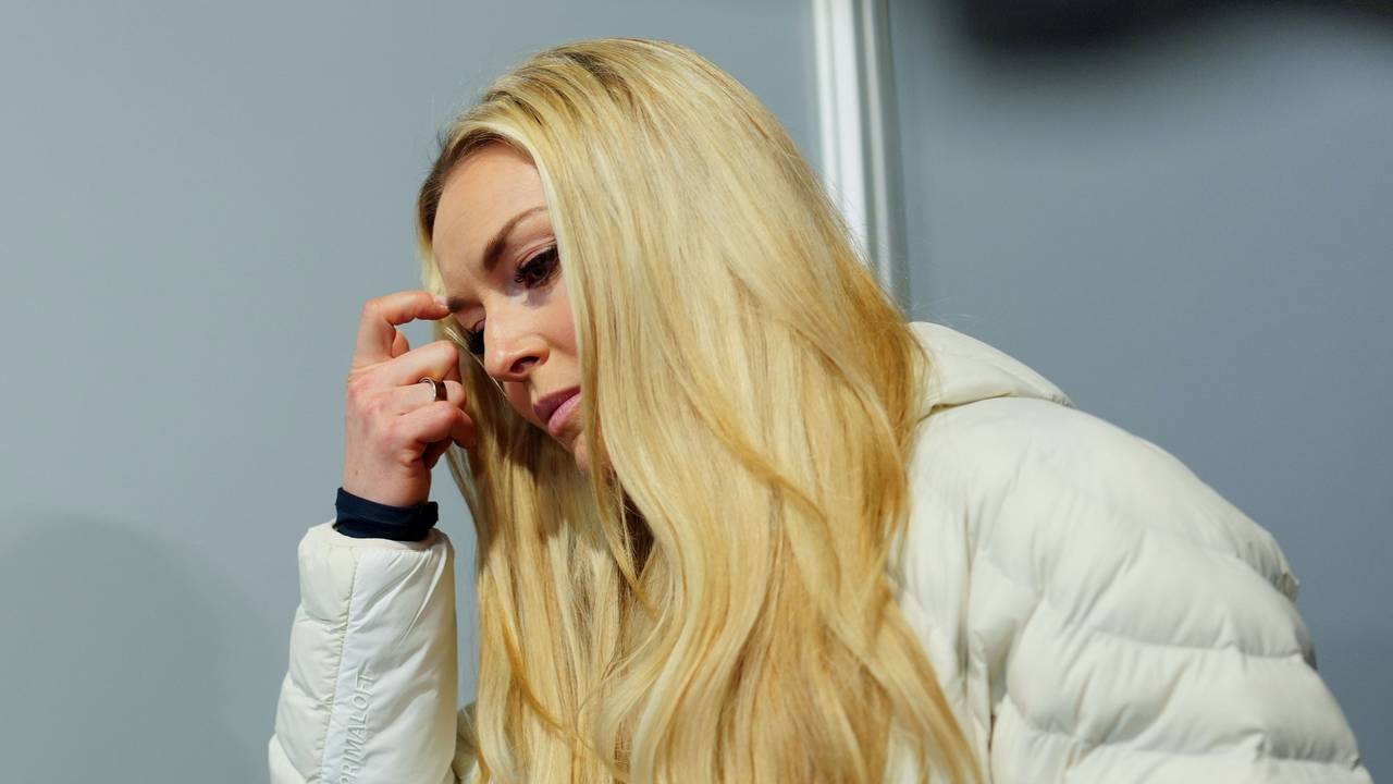 Lindsey Vonn fasst sich an den Kopf.