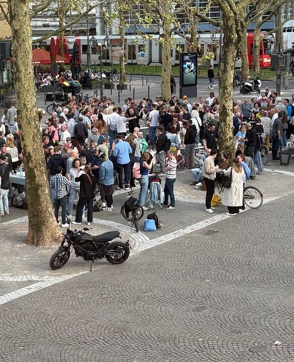 Über 250 Menschen haben sich am Donnerstagnachmittag (9. April) auf dem Rudolfplatz versammelt.