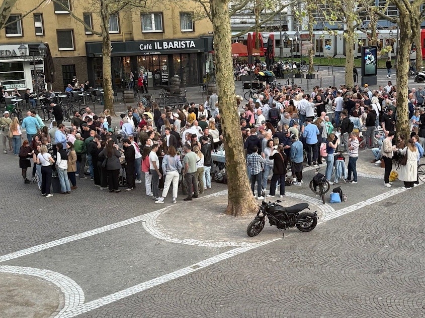 Über 250 Menschen haben sich am Donnerstagnachmittag (9. April) auf dem Rudolfplatz versammelt.