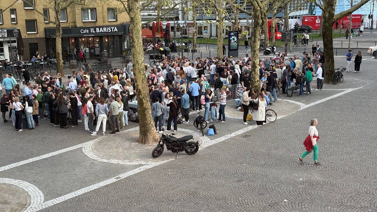 Über 250 Menschen haben sich am Donnerstagnachmittag (9. April) auf dem Rudolfplatz versammelt.