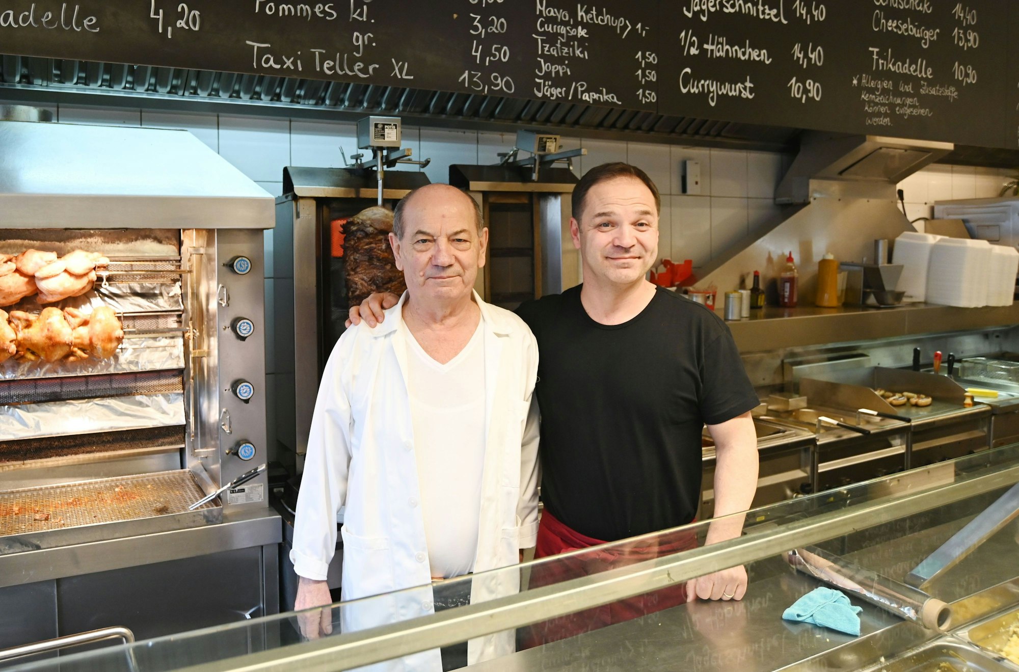 Stanko Ivkovic (l.) und sein Sohn Michael. Der weiße Kittel ist das Markenzeichen des Vaters.