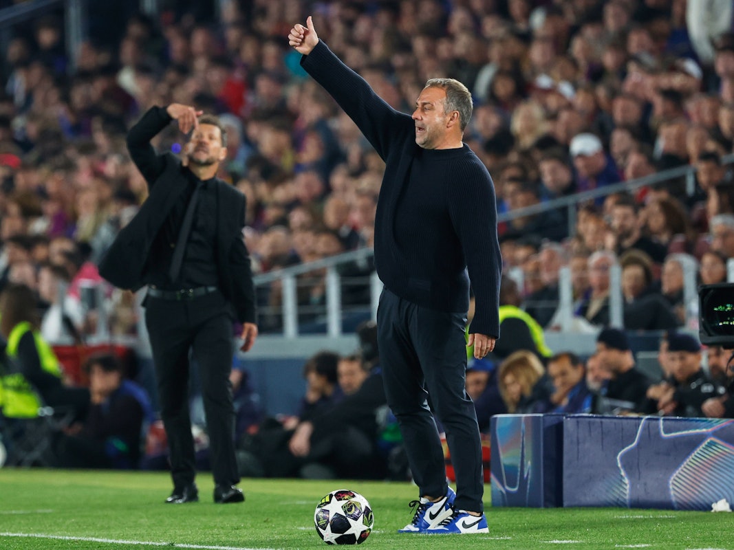 Hansi Flick und Diego Simeone geben ihren Teams an der Seitenlinie Handzeichen.