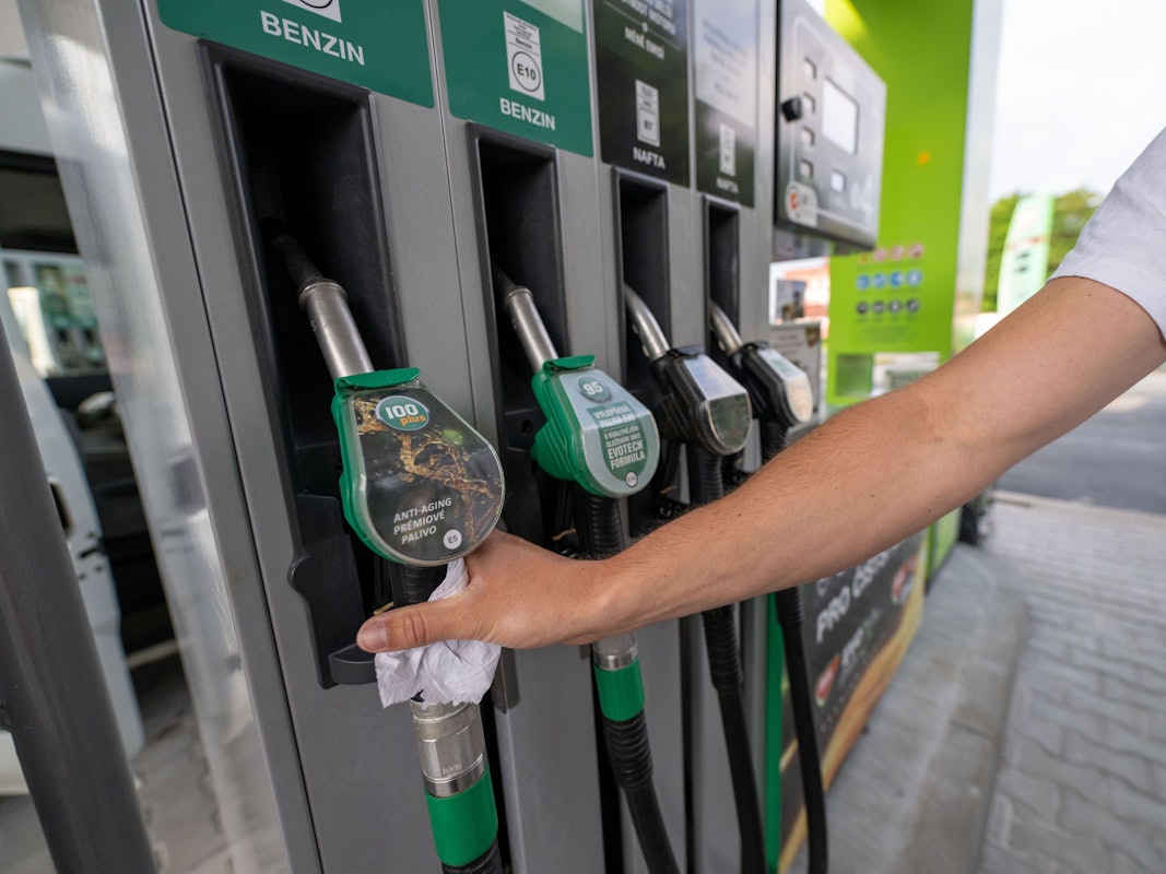 Angesichts der enorm hohen Spritpreise denkt Bundeskanzler Friedrich Merz über eine Erhöhung der Pendlerpauschale nach. Das Symbolfoto zeigt einen Mann, der zum Zapfhahn greift.