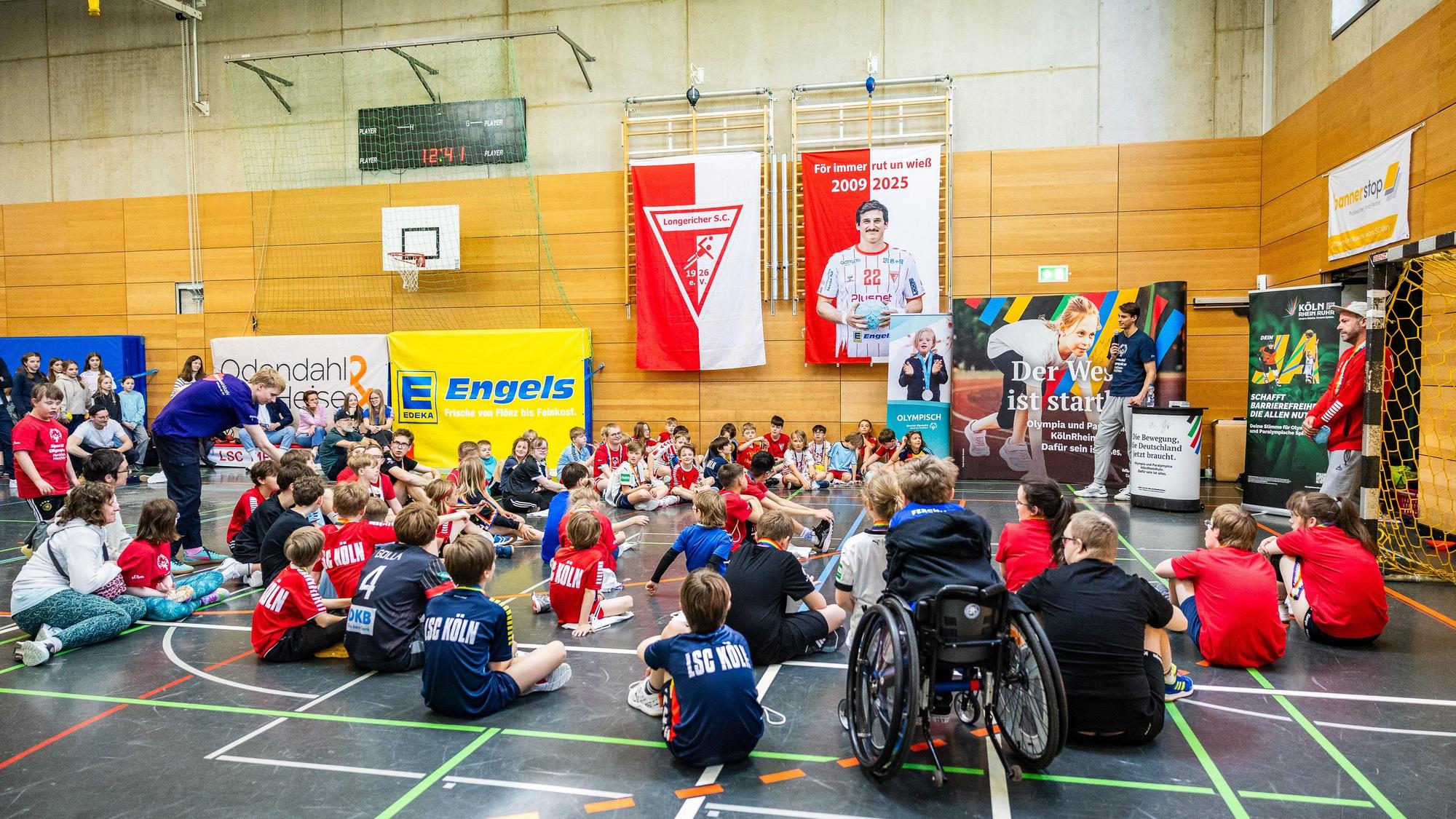 Nach dem Training durften die Kinder dem Nationalspieler Julian Köster noch Fragen stellen.