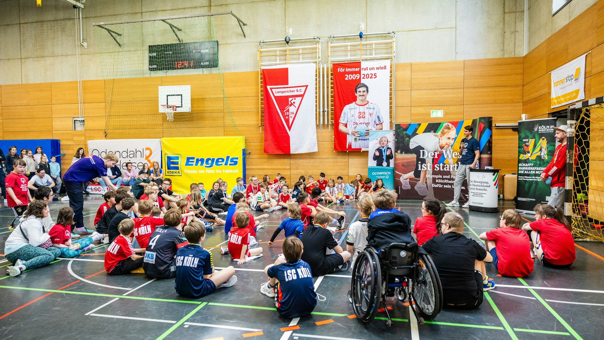 Nach dem Training durften die Kinder dem Nationalspieler Julian Köster noch Fragen stellen.