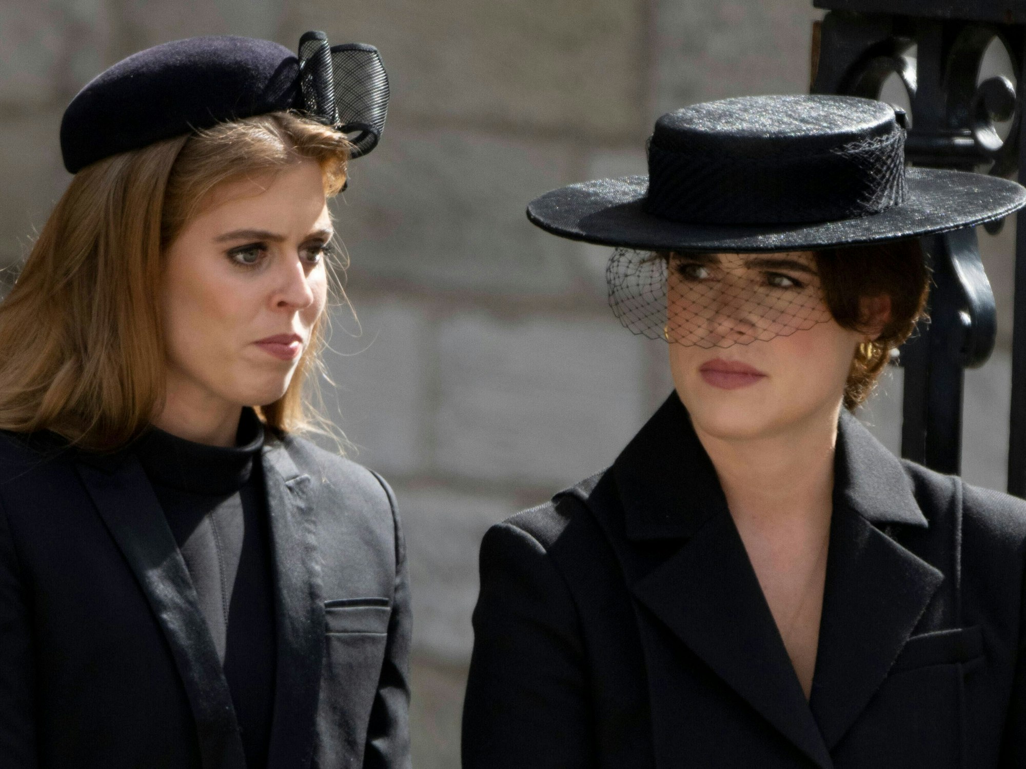 Prinzessin Beatrice und Prinzessin Eugenie bei der Beerdigung von Königin Elizabeth II.