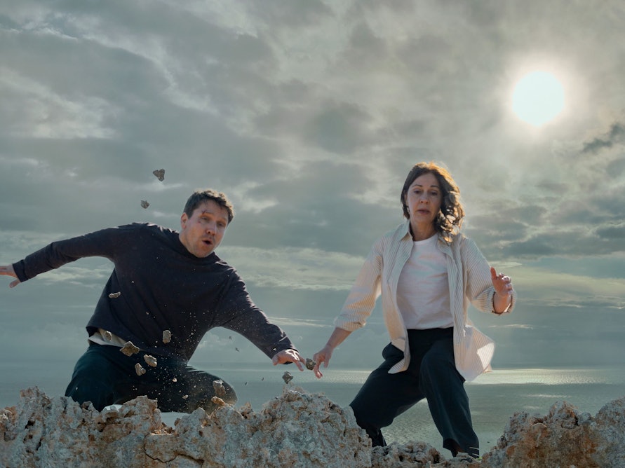 Die Zielfahnder Lars Röwer (Hanno Koffler, li.) Hanna Landauer (Ulrike C. Tscharre) sind auf der Flucht und müssen sich entscheiden, ob sie ins Meer springen.