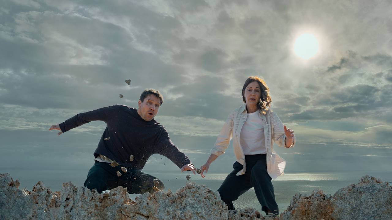 Die Zielfahnder Lars Röwer (Hanno Koffler, li.) Hanna Landauer (Ulrike C. Tscharre) sind auf der Flucht und müssen sich entscheiden, ob sie ins Meer springen.