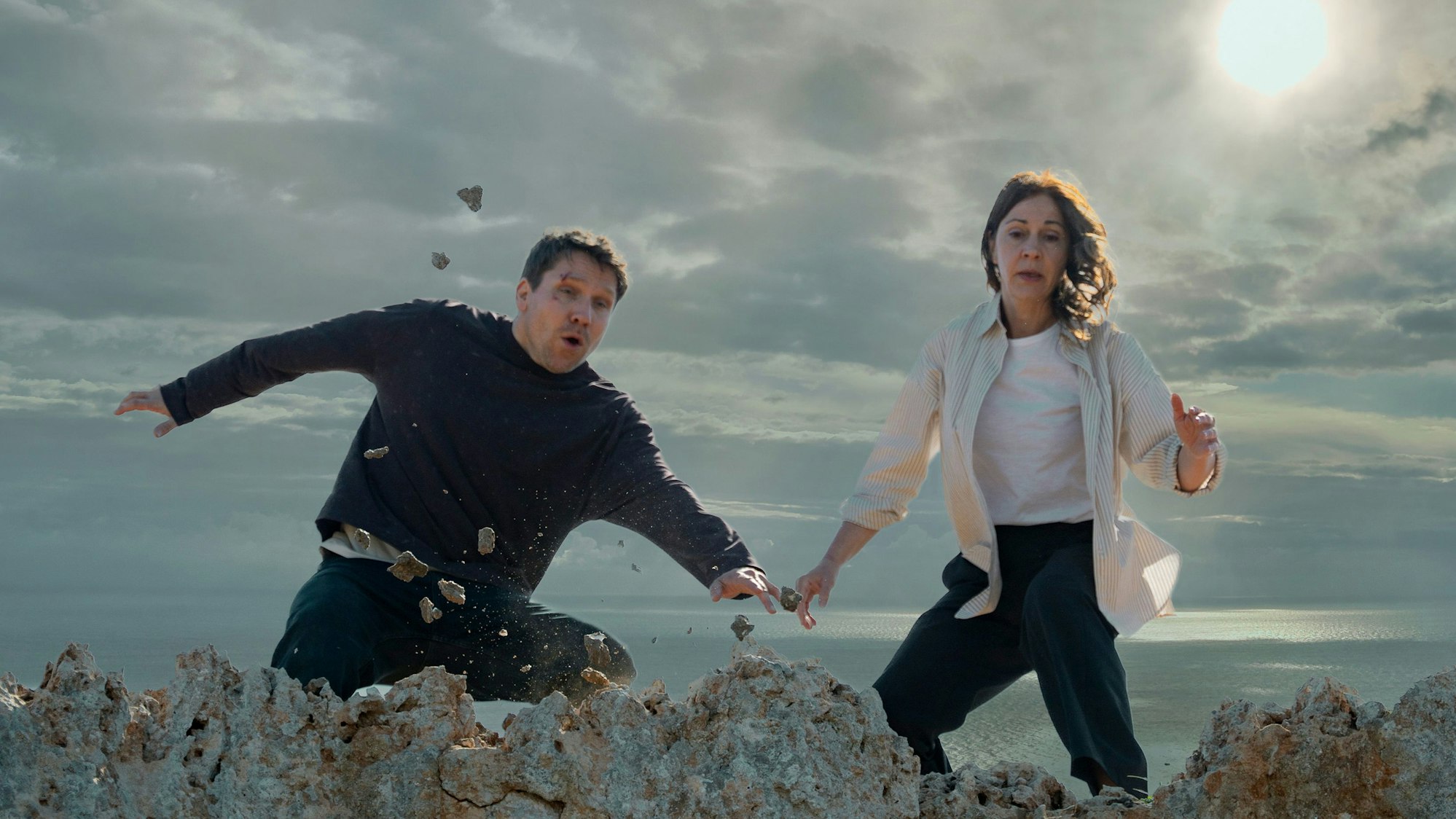 Die Zielfahnder Lars Röwer (Hanno Koffler, li.) Hanna Landauer (Ulrike C. Tscharre) sind auf der Flucht und müssen sich entscheiden, ob sie ins Meer springen.