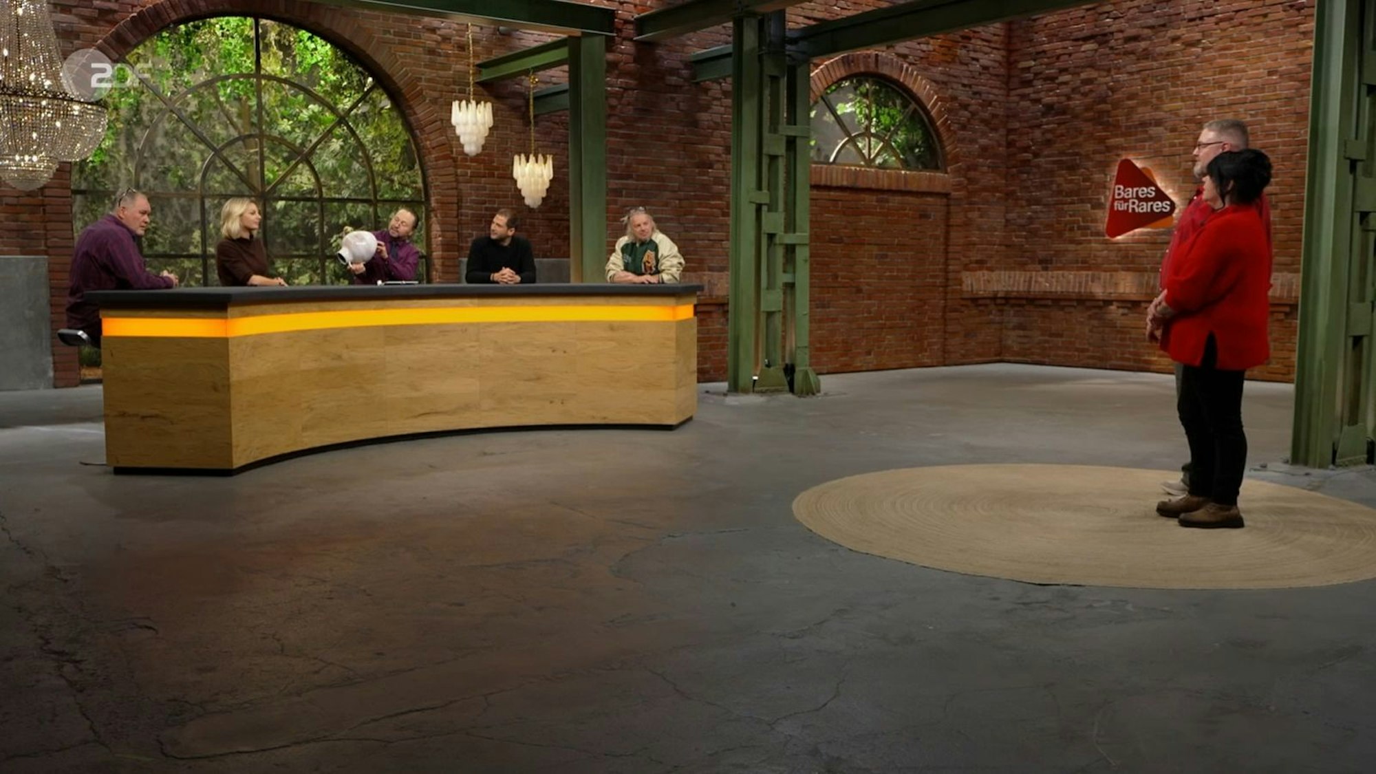 Walter Lehnertz (links) war der Krug am Ende 150 Euro wert. (Bild: ZDF)