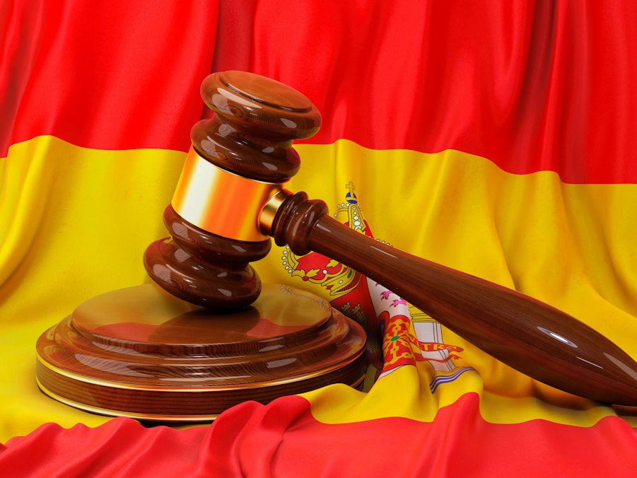 Gerichtshammer auf spanischer Flagge