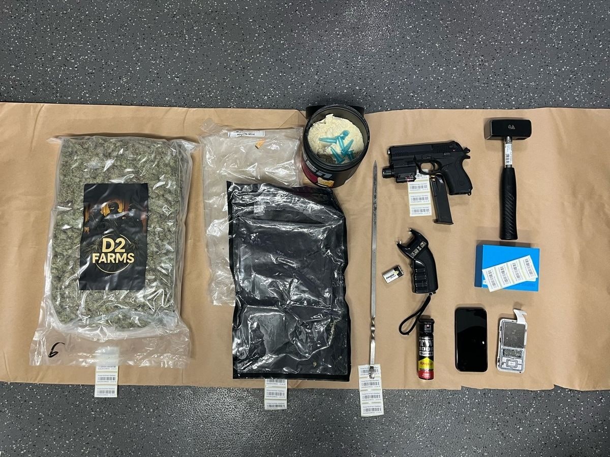 Sichergestellte Drogen, eine Waffe und weitere Gegenstände liegen auf einem Asservatentisch.