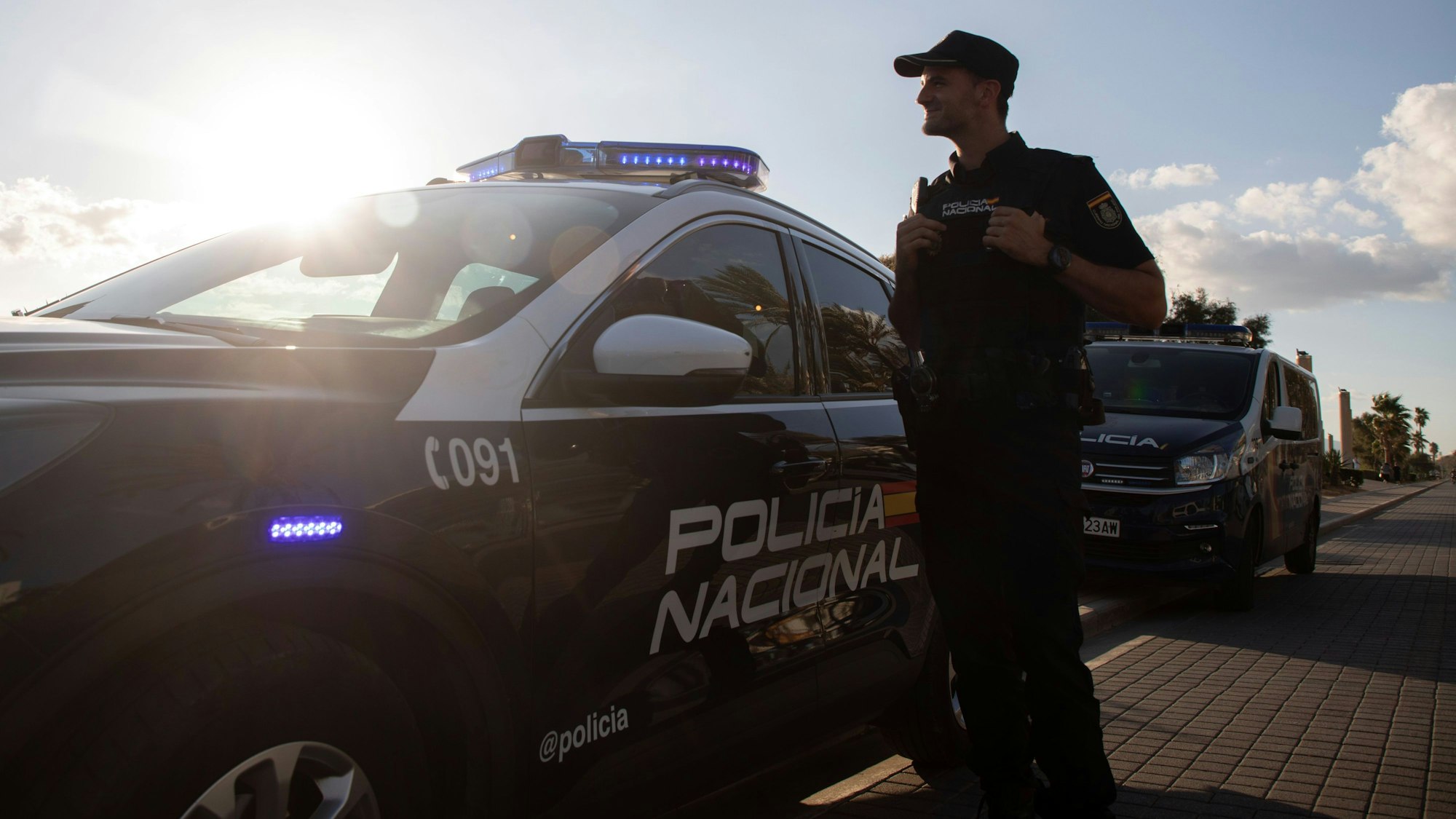Ein spanischer Polizist patrouilliert auf Mallorca.