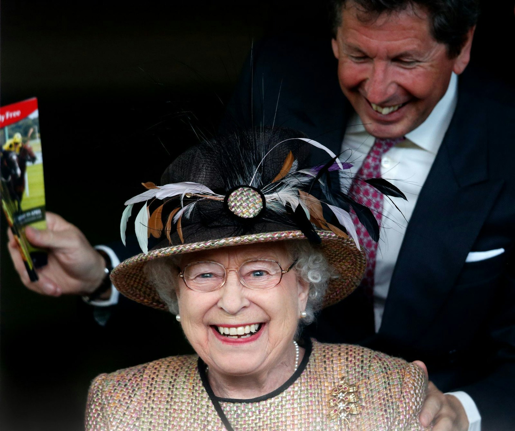 Mehr als zwei Jahrzehnte beriet John Warren die Queen bei der Zucht ihrer Rennpferde. Über ihre Erfolge freuten sie sich gemeinsam - wie hier bei einem Pferderennen in Newbury, 2013. (Bild: ZDF/GettyImages / Max Mumby / Indigo)