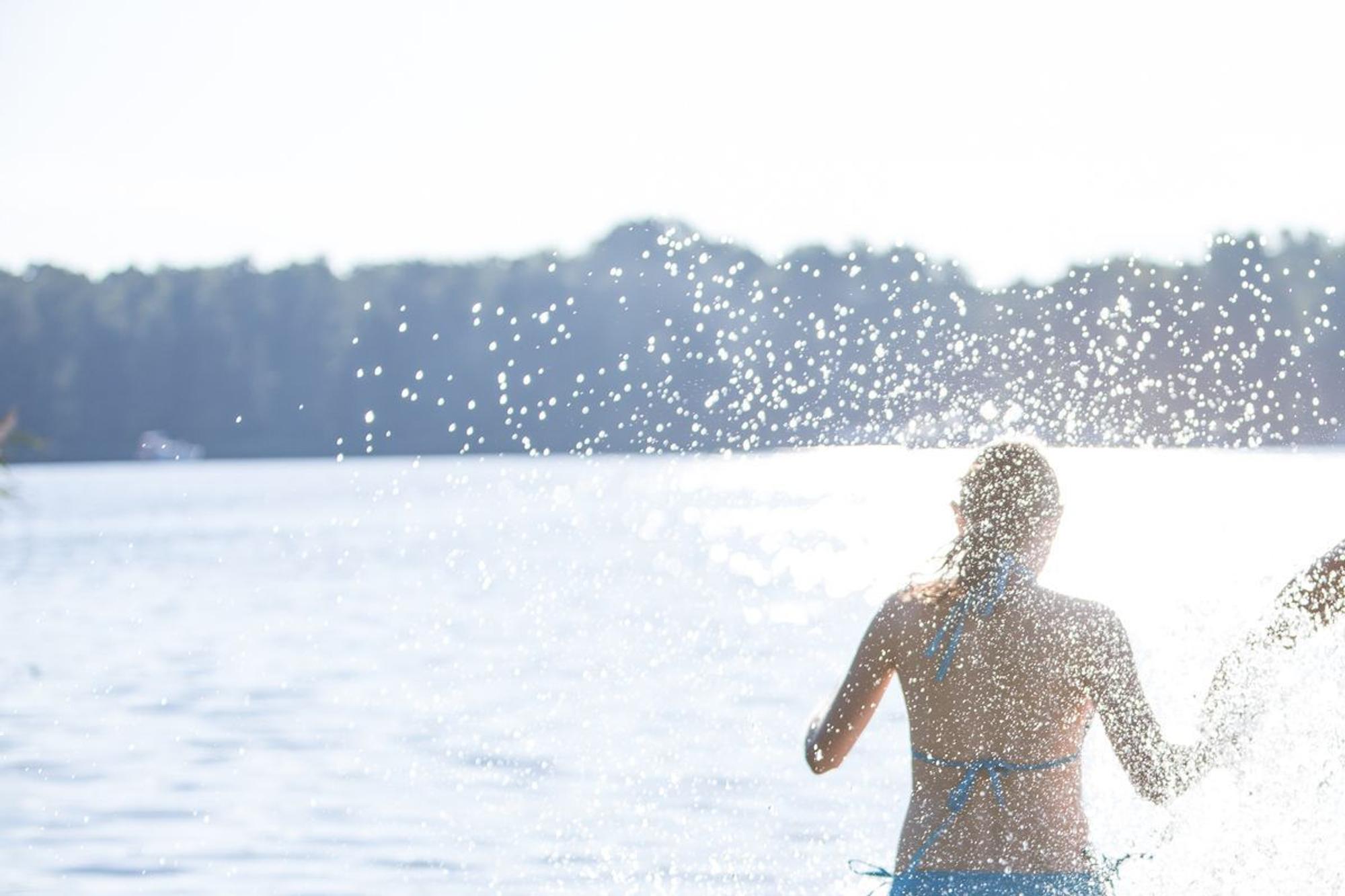 Paar geht in einem See baden