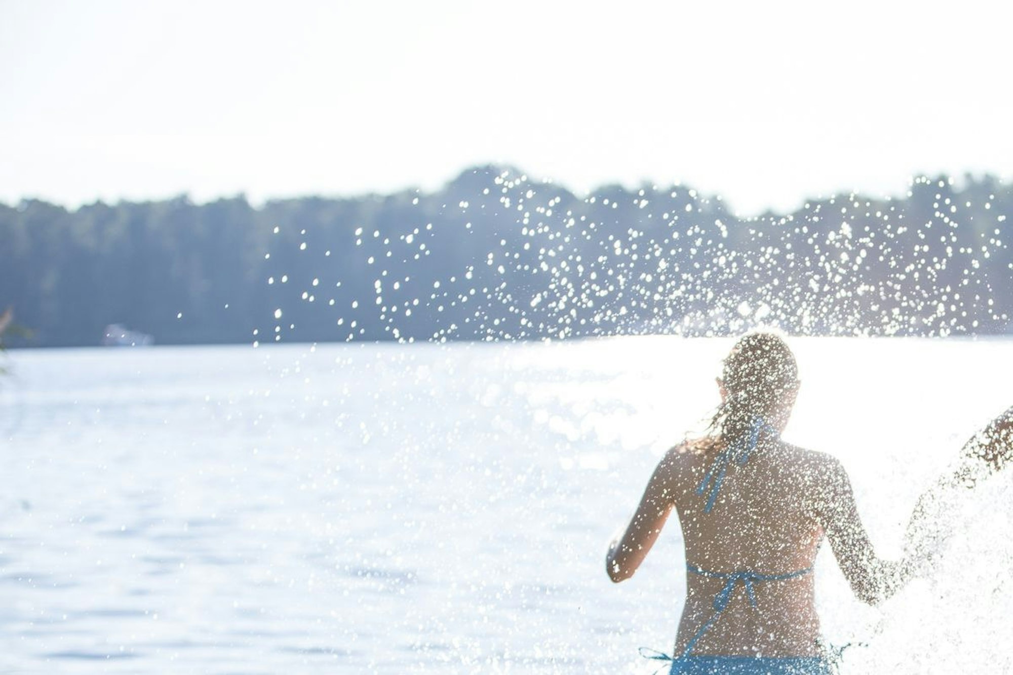 Paar geht in einem See baden
