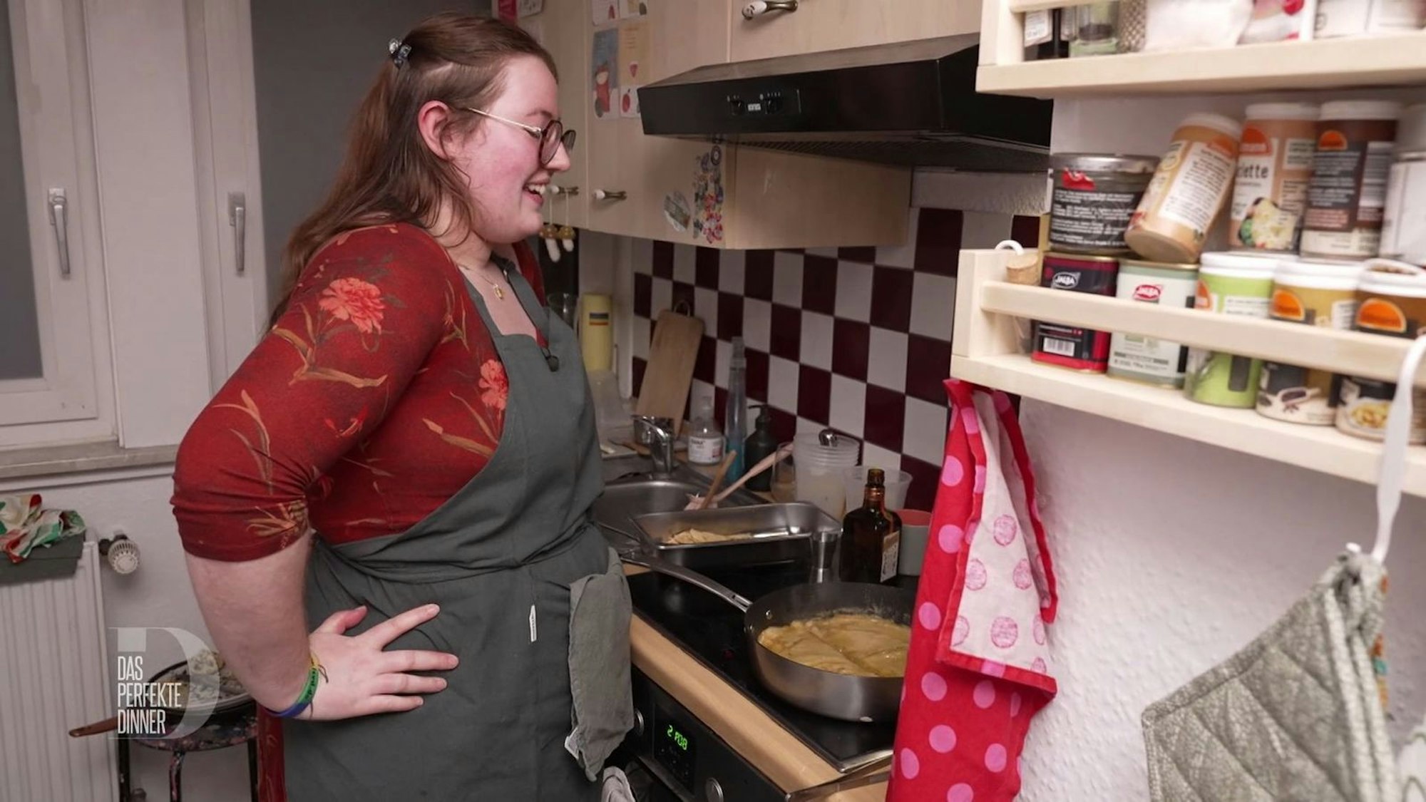 Die Crêpes Suzette müssen heute auch unflammbiert schmecken.
(Bild: RTL)