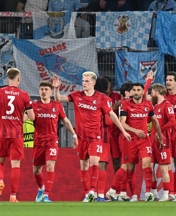 Die Spieler des SC Freiburg jubeln nach einem Tor.