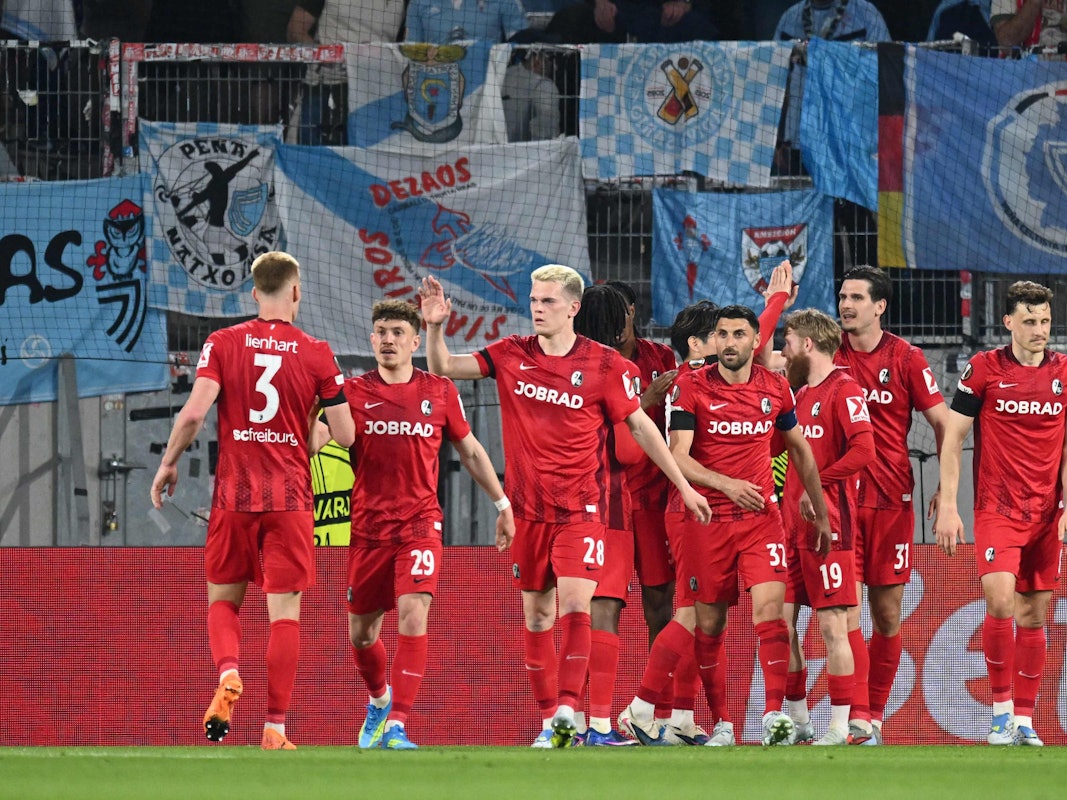 Die Spieler des SC Freiburg jubeln nach einem Tor.
