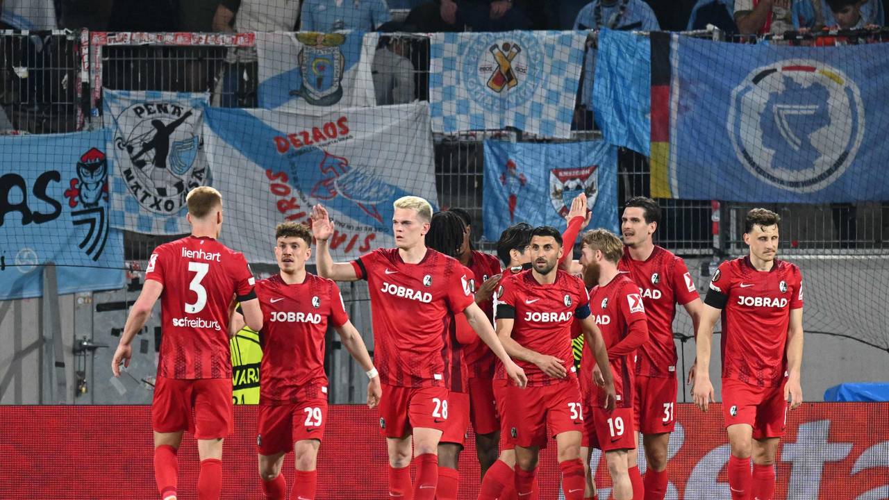 Die Spieler des SC Freiburg jubeln nach einem Tor.