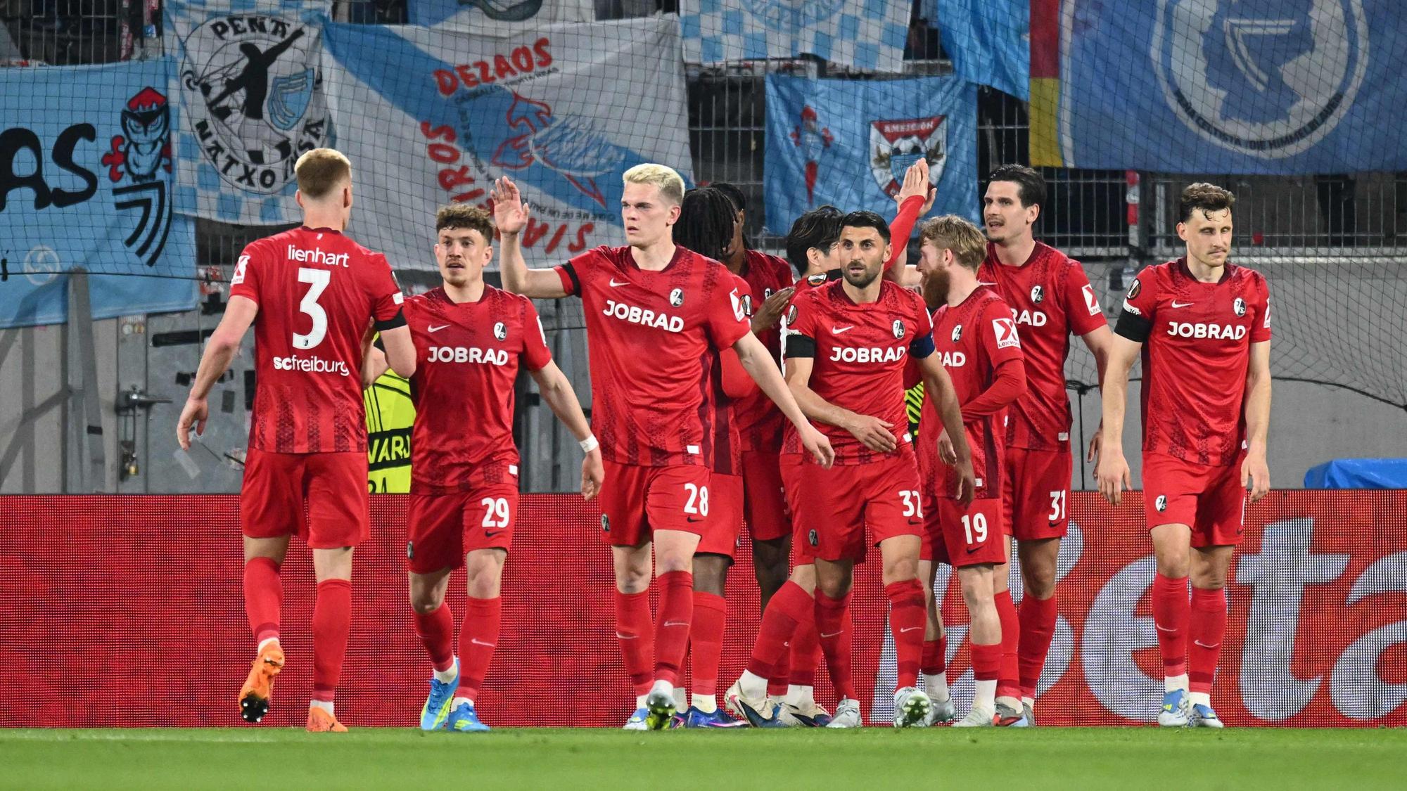 Die Spieler des SC Freiburg jubeln nach einem Tor.