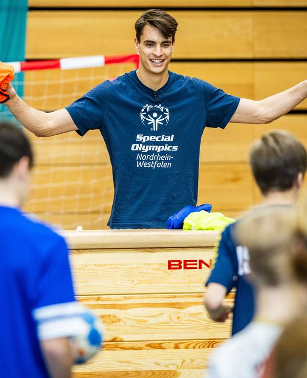 Nationalspieler Julian Köster leitete am Donnerstag ein Handball-Training mit 50 Kindern beim SC Longerich.