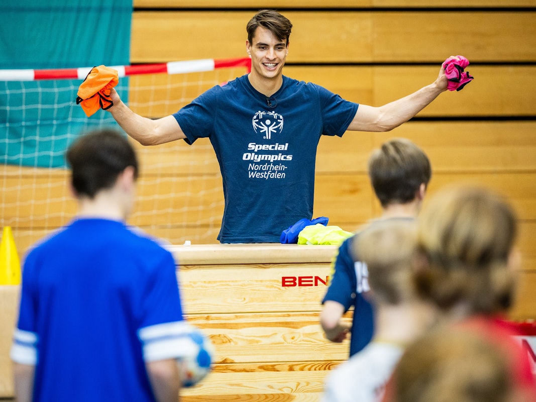 Nationalspieler Julian Köster leitete am Donnerstag ein Handball-Training mit 50 Kindern beim SC Longerich.