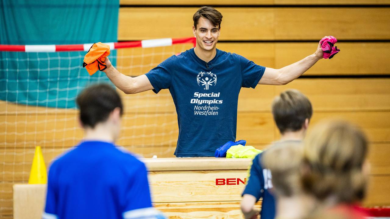 Nationalspieler Julian Köster leitete am Donnerstag ein Handball-Training mit 50 Kindern beim SC Longerich.