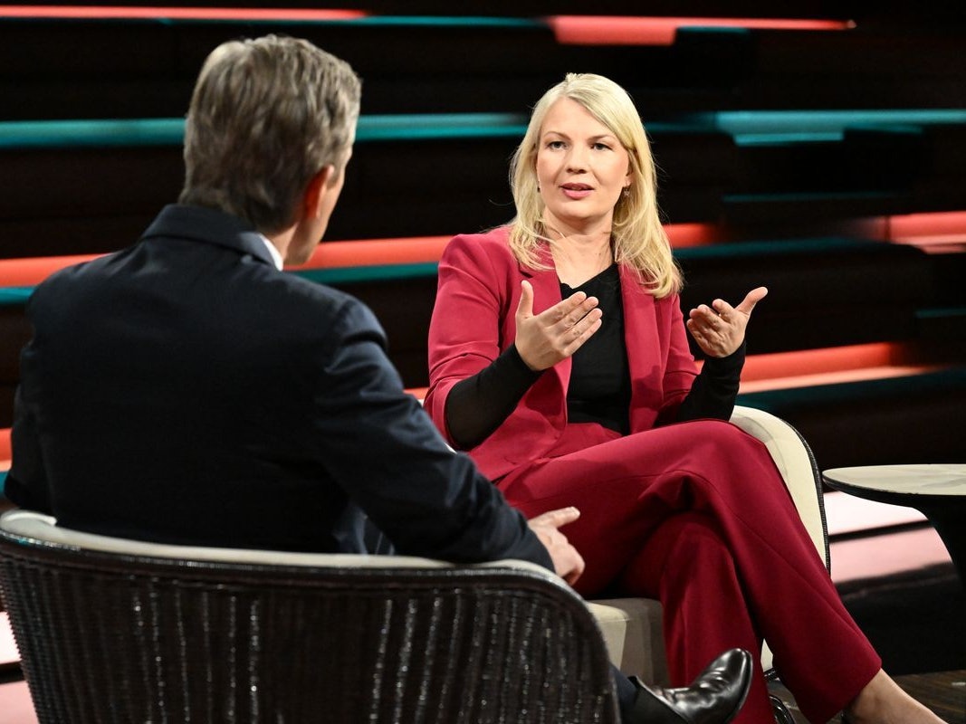 Annett Meiritz, Journalistin und jahrelange US-Korrespondentin des „Handelsblatts“ warnte bei Lanz vor einer „Entwarnung“. (Bild: ZDF/ Cornelia Lehmann)