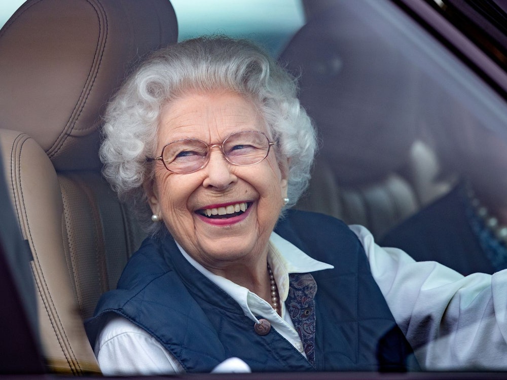 Queen Elizabeth II. konnte alle verzaubern, wie die ZDF-Doku „Die Queen und ich“ zeigt. (Bild: ZDF / GettyImages / Max Mumby / Indigo)