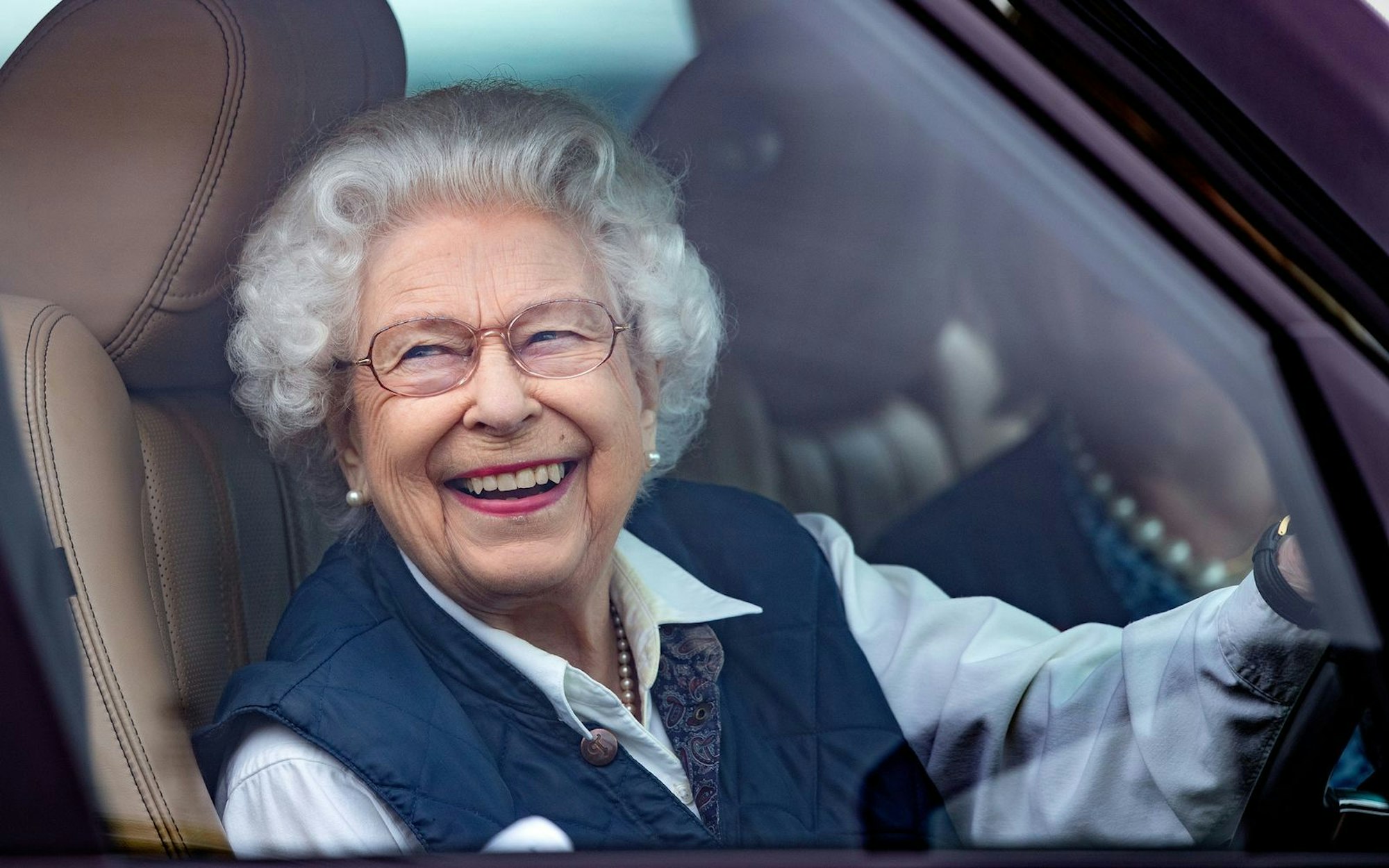 Queen Elizabeth II. konnte alle verzaubern, wie die ZDF-Doku „Die Queen und ich“ zeigt. (Bild: ZDF / GettyImages / Max Mumby / Indigo)