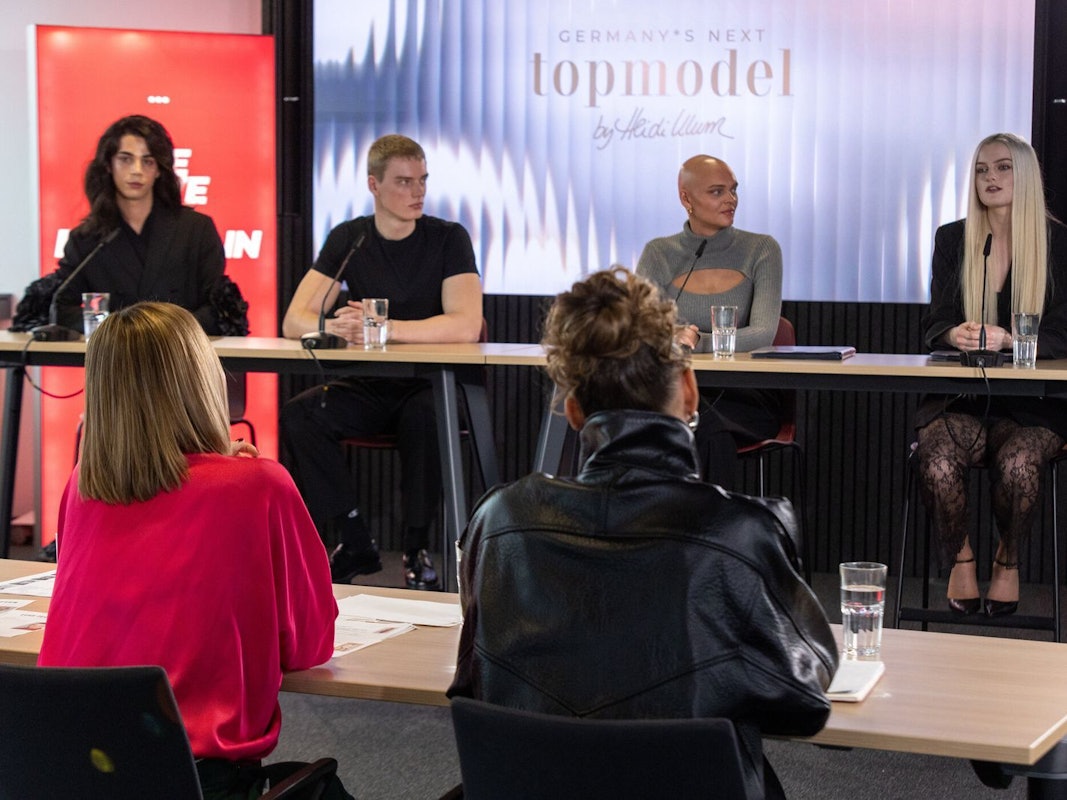 Julia (rechts) spricht offen über den Tod ihres Freundes. (Bild: ProSieben/Marina Geckeler)