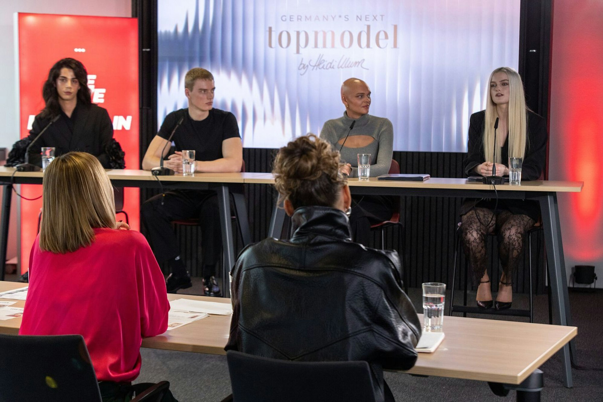 Julia (rechts) spricht offen über den Tod ihres Freundes. (Bild: ProSieben/Marina Geckeler)