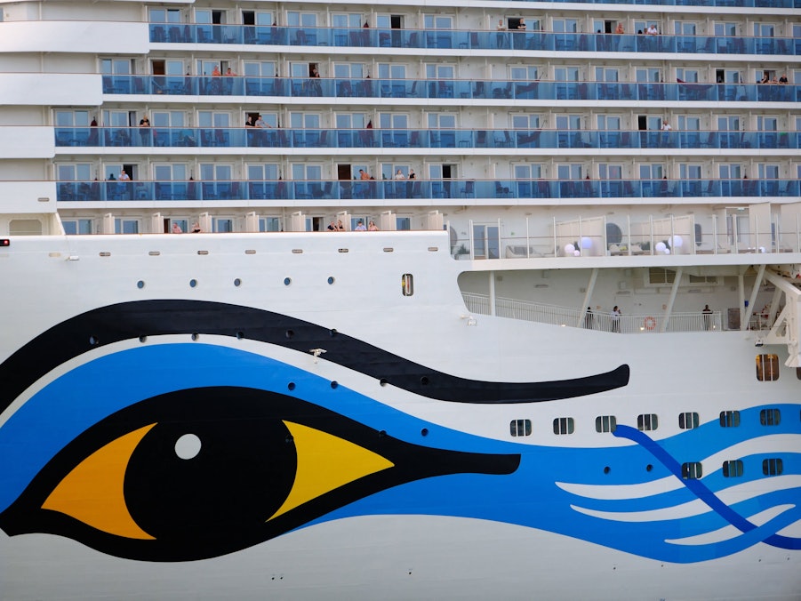 Kreuzfahrtschiff mit vielen Menschen